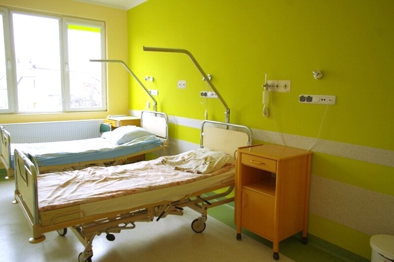 Zdjęcie przedstawia 2 łóżka na sali szpitalnej